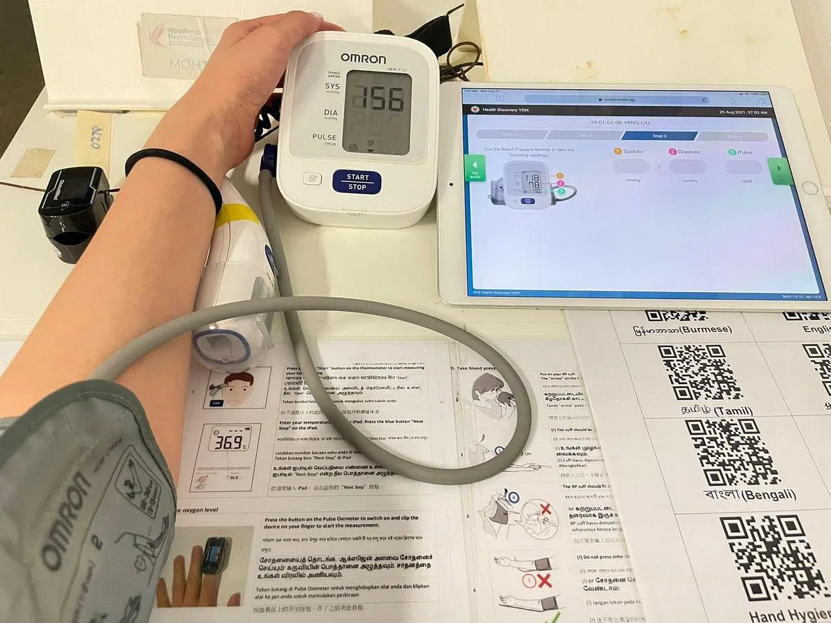 依依正在测量血压。