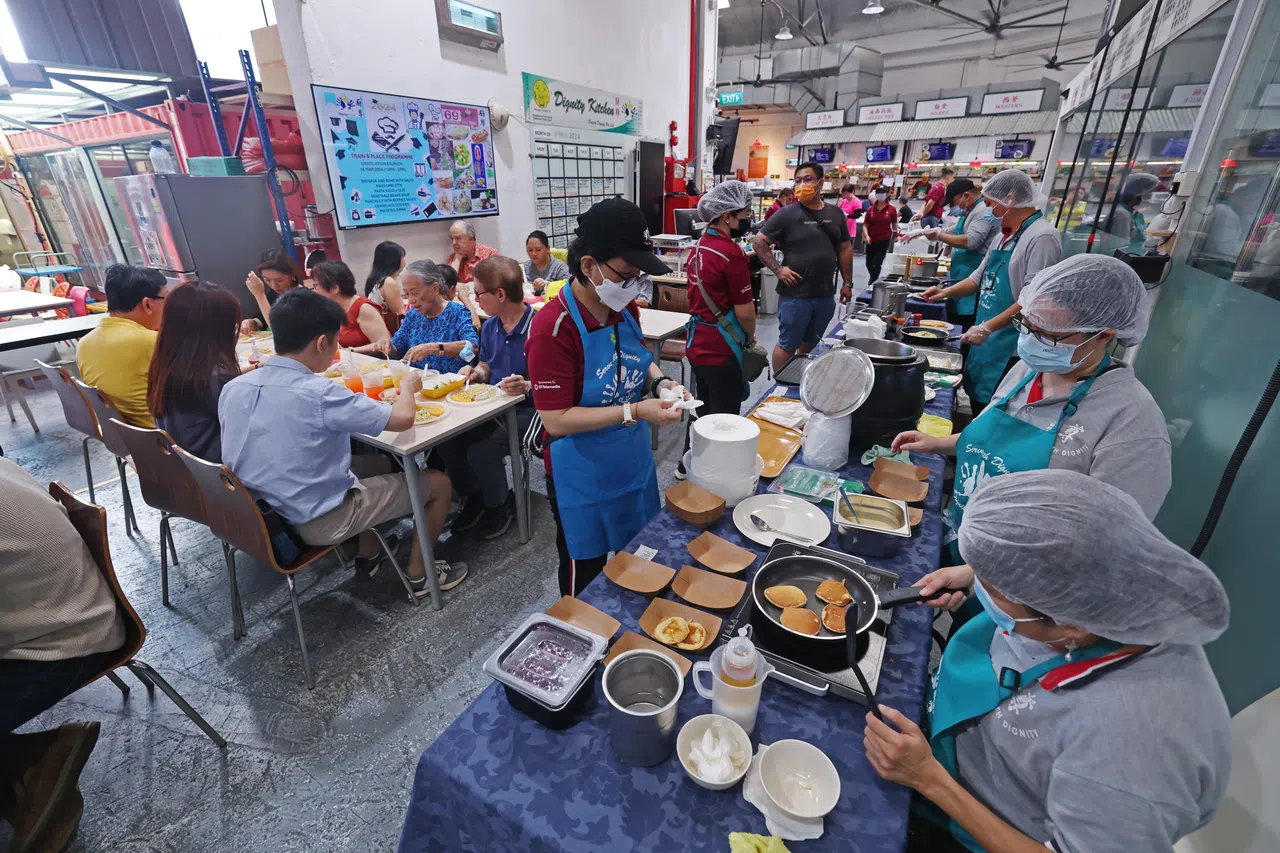 特需学员在毕业典礼现场准备西餐料理，让亲友细细品尝。（陈渊庄摄）