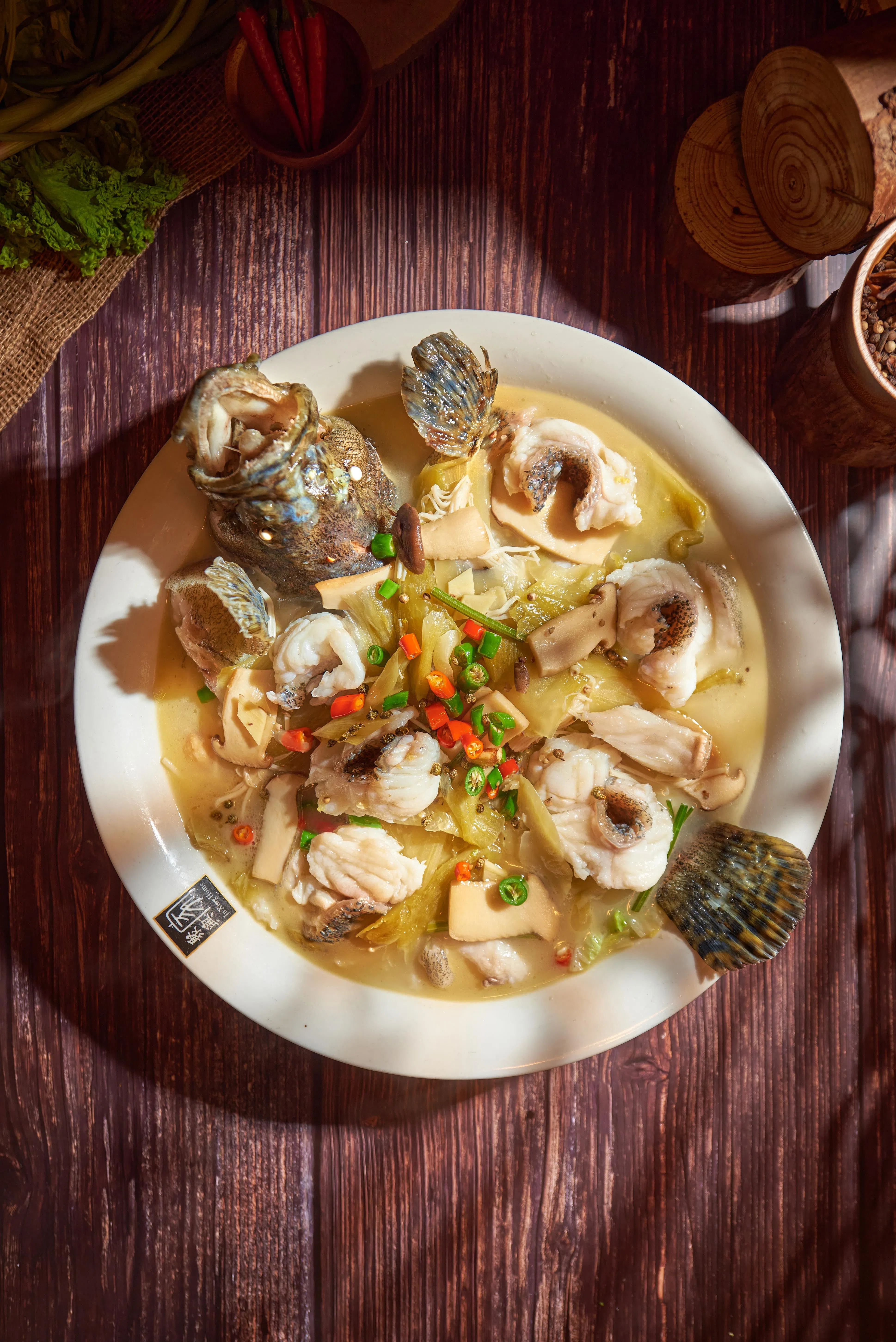 酸菜鱼没有传统酸菜鱼的油腻，鱼汤是用一整只鸡连骨带脚用大火熬制。（餐馆提供）