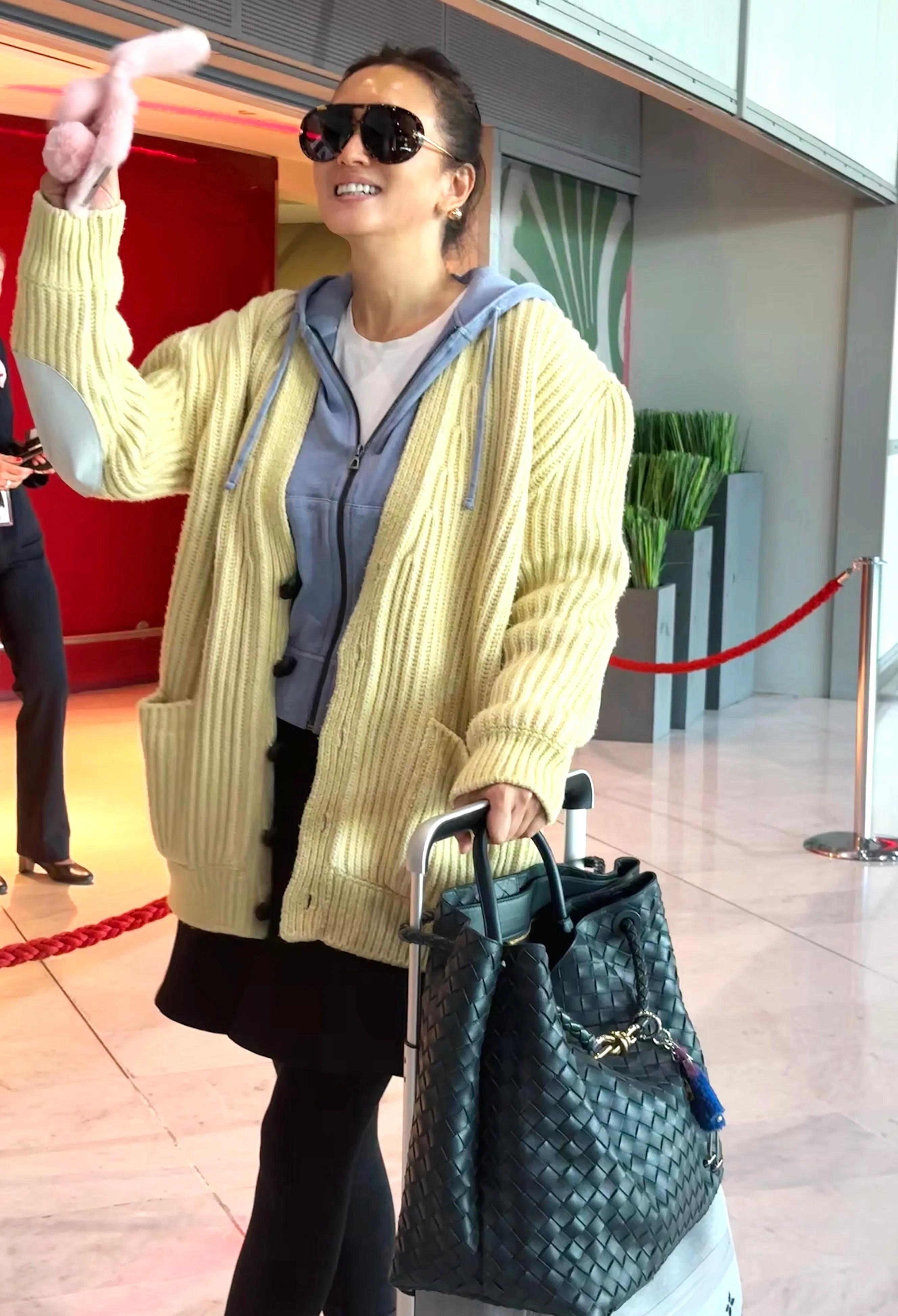 巩俐手机壳是毛绒绒的粉色兔子，少女心迸发。（取自微博）