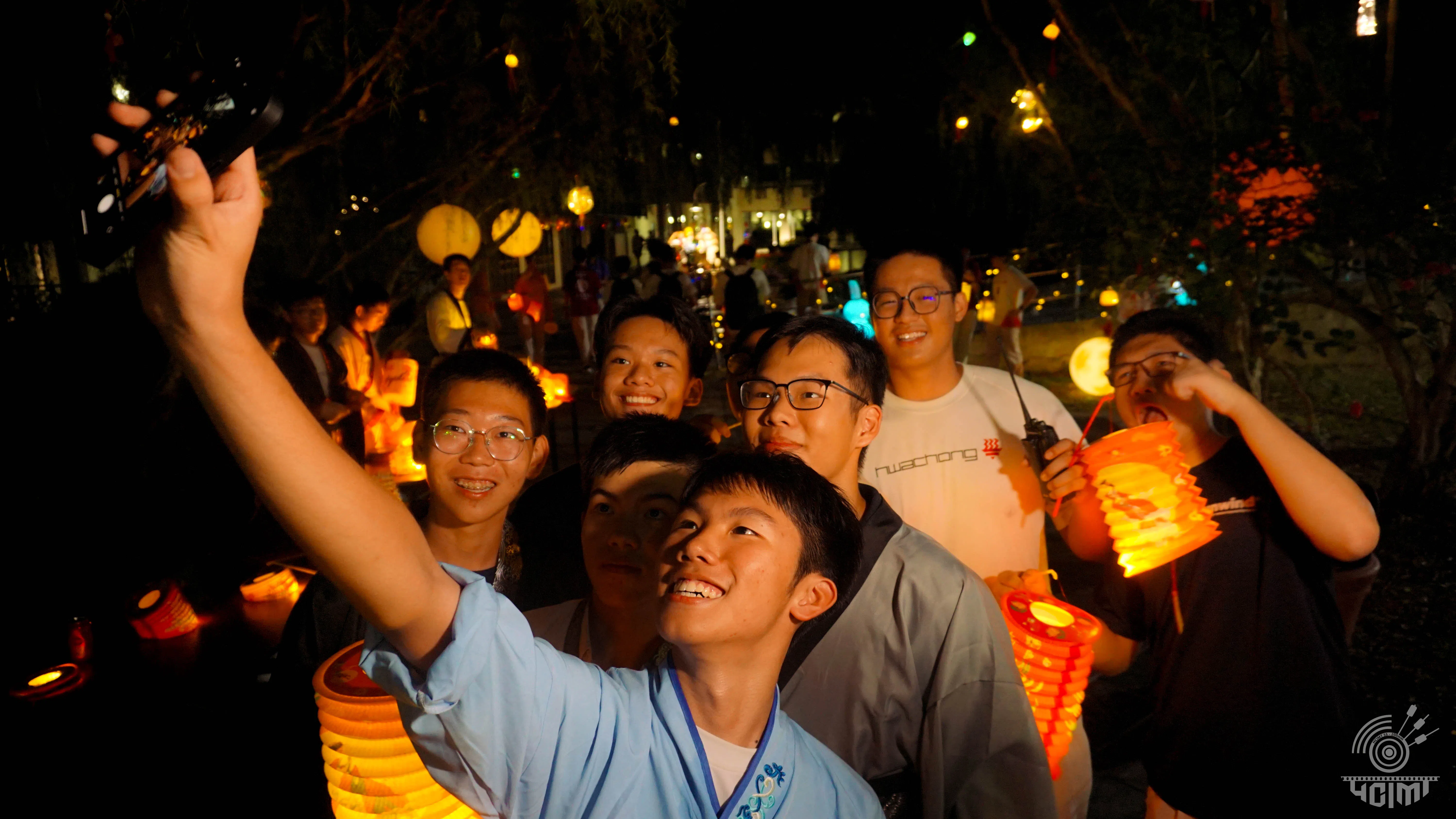 提灯游园，学生在欣赏美丽夜景的同时，也仿佛重回童年美好时光。（华侨中学邱亮岷摄）