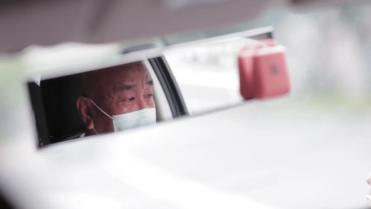 为了有灵活的工作时间定期洗肾，叶振源改行开德士糊口。