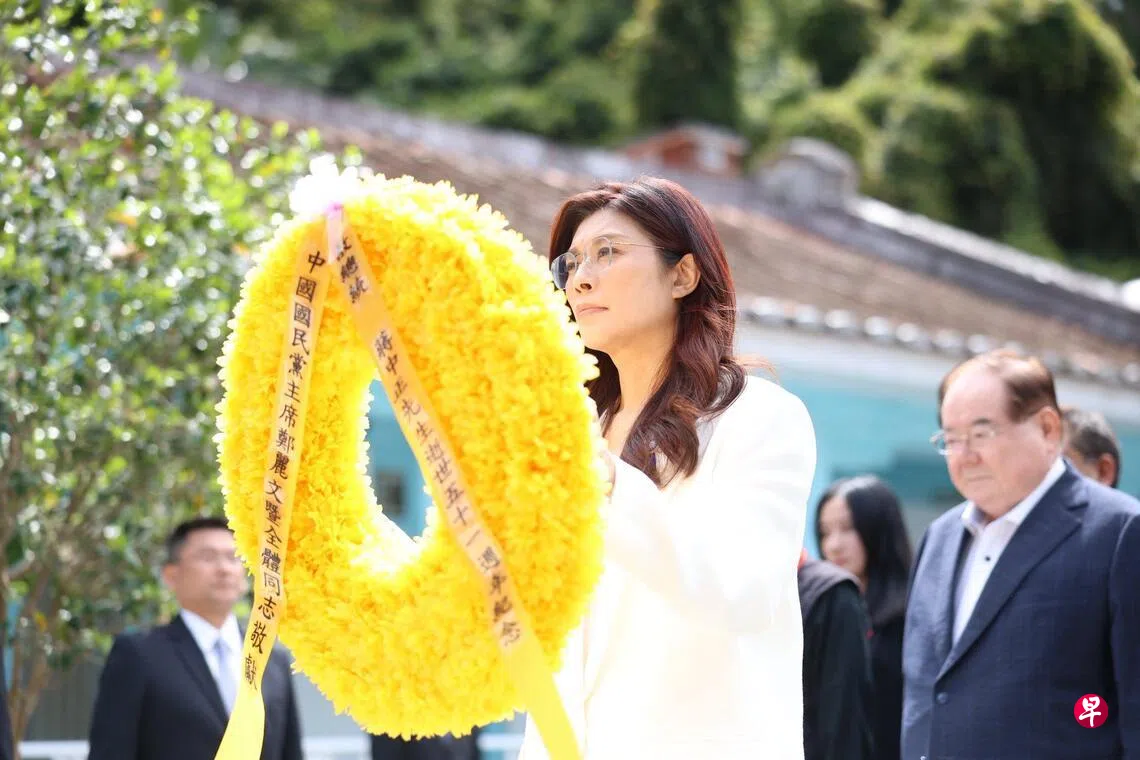 郑丽文星期四（4月2日）上午率党务主管到桃园大溪慈湖向已故国民党总裁蒋介石谒陵。 （取自郑丽文脸书）