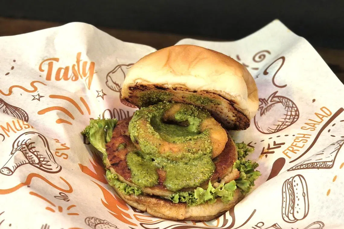 芝麻花生酱鸡肉汉堡仅售$2.90。（陈爱薇摄）