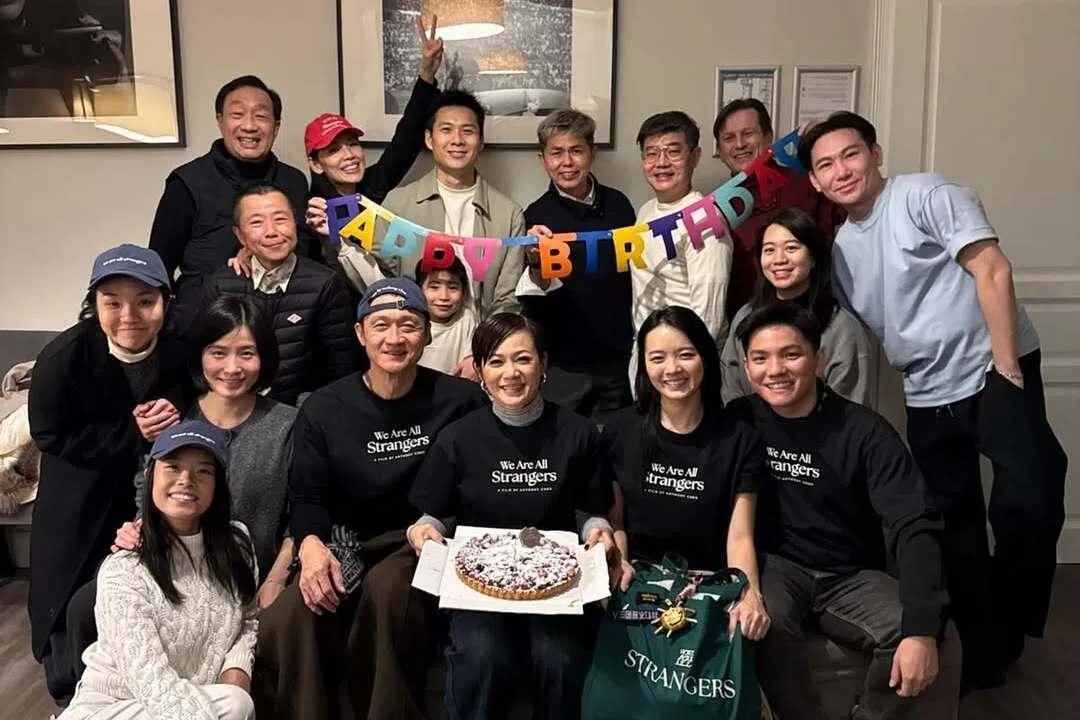 电影团队为杨雁雁（第一排手握蛋糕者）庆祝生日。（取自《我们不是陌生人》官方IG）