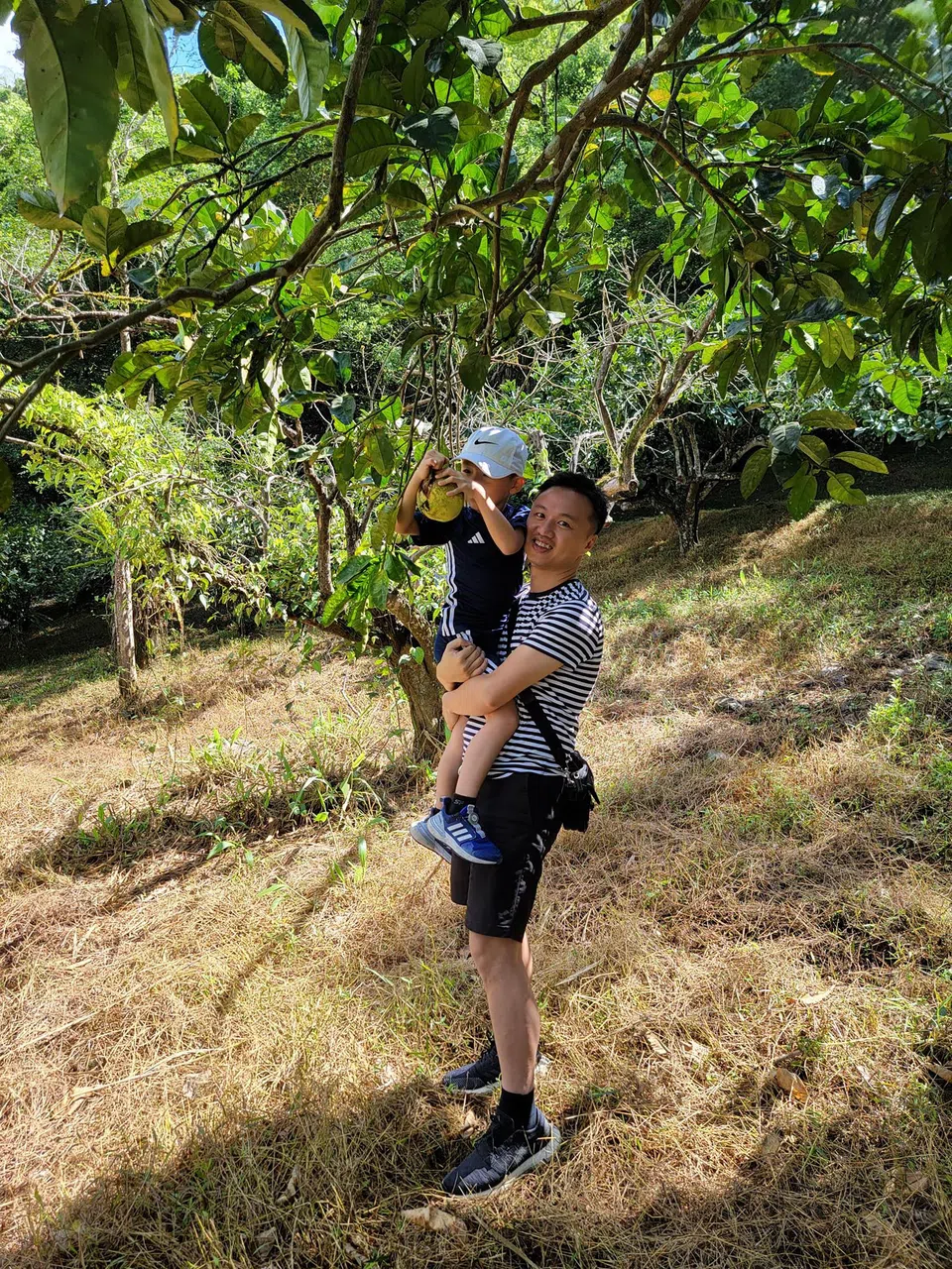 张旗浚享受户外活动，喜欢和大儿子一起爬山。（华硕提供）