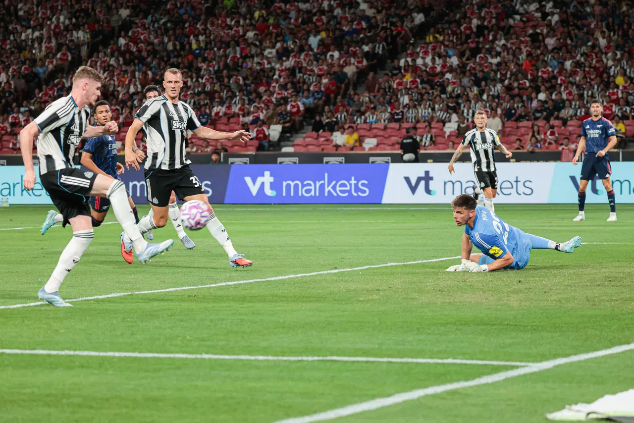 纽卡斯尔后卫阿莱士·墨菲（左）自摆乌龙，让阿申纳2比1领先。（李冠卫摄）