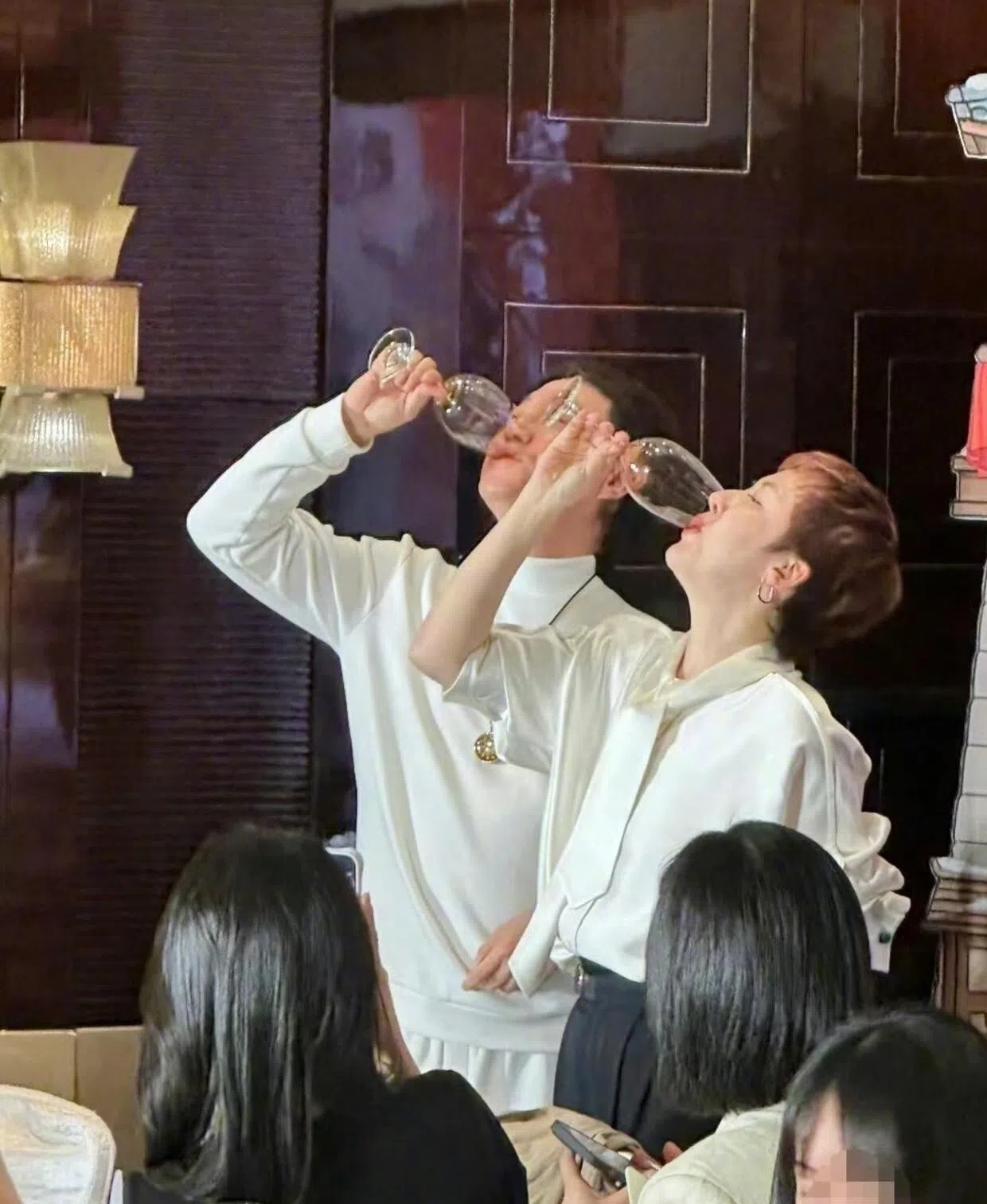 张凌赫与田曦薇的经纪人长期被视为“死对头”，两人在庆功宴同步举杯的画面，成为中国网民热议的焦点之一。（互联网）