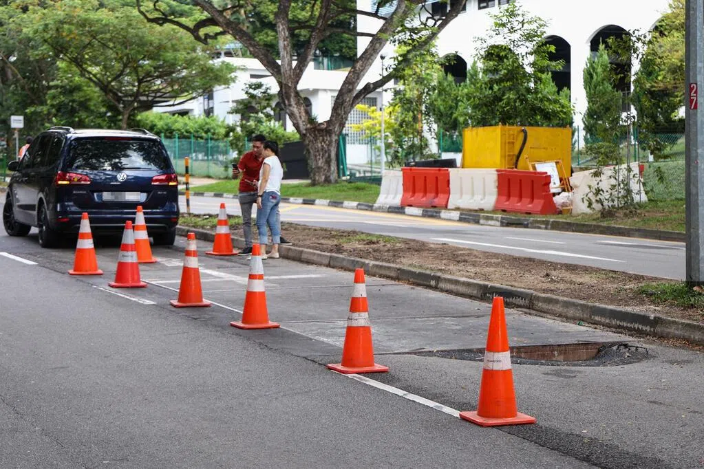 直落布兰雅大道路面突现坑洞 一汽车爆胎   
