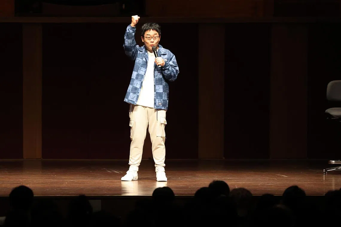 黄西在新加坡首次尝试中英双语表演两场脱口秀，将严肃议题以笑声化解（萧紫薇摄）