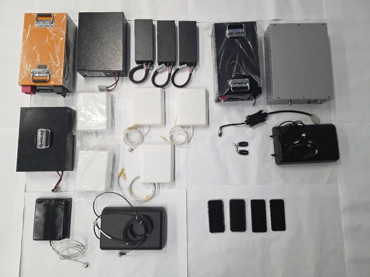 警方在执法行动中，起获多台网络通信设备及手机。（新加坡警察部队提供）