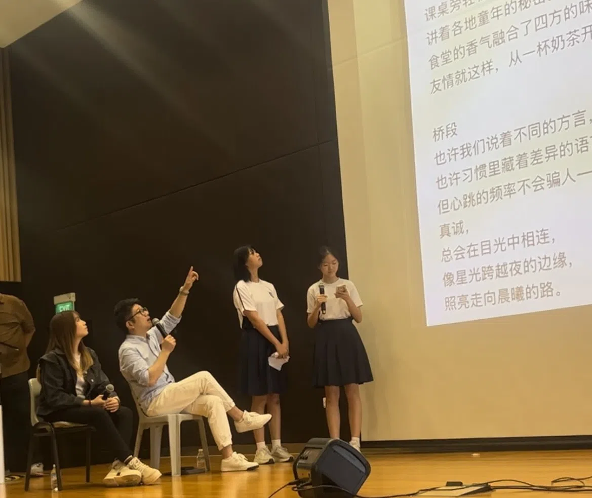 来自务立中学的张荠匀（右）与陈蓉蓉（左）上台呈献作品，接受导师们的点评与建议。（高静娴摄）