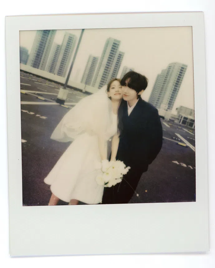 赵磊（右）于2023年被曝与前网红qko热恋六年，双方始终未正式公开认爱。（取自赵磊微博）