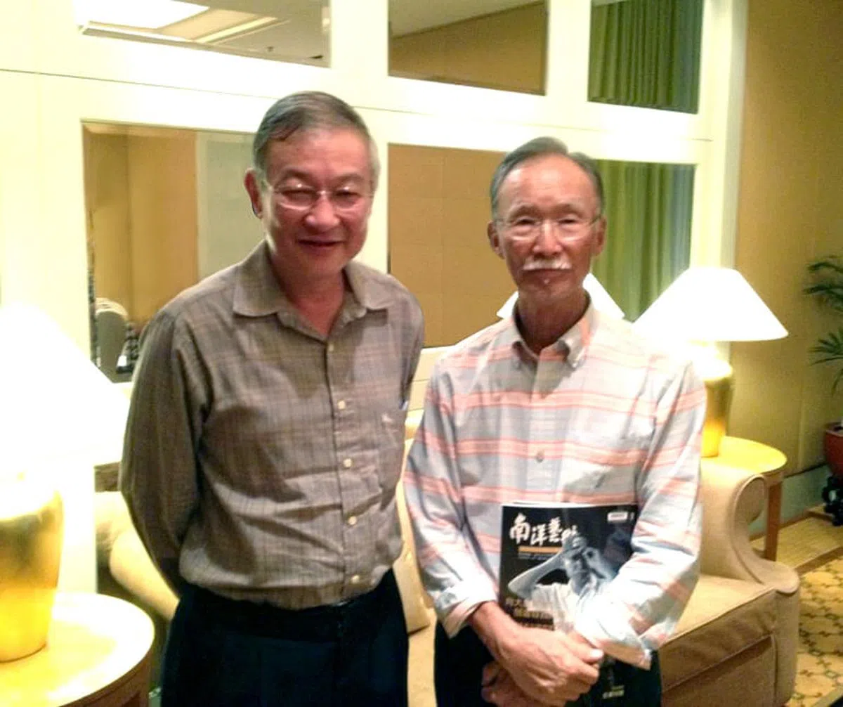 2014年11月，76岁的朱铭（右）到新加坡参加和美置地新总部大楼开幕，和杜南发在藏家蔡天宝的私人宴会上合影。（作者提供）