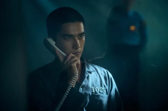 曾敬骅通过眼神带出角色绝望后的冷酷。（互联网）