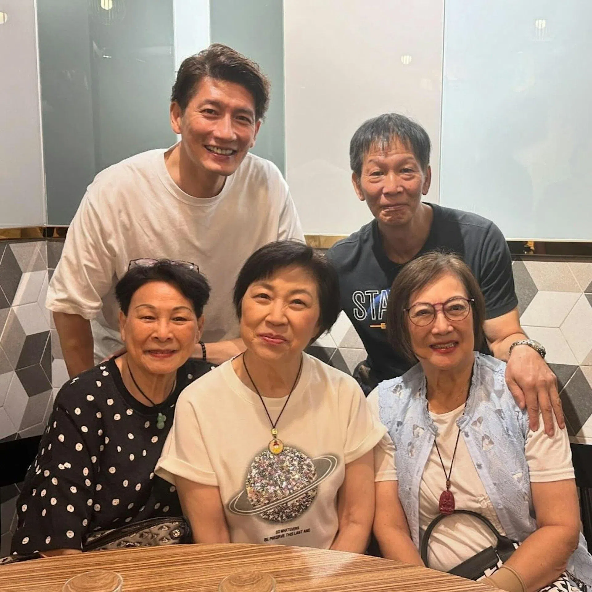 梁珊（前排右一）近年与一班老友相聚。（互联网）