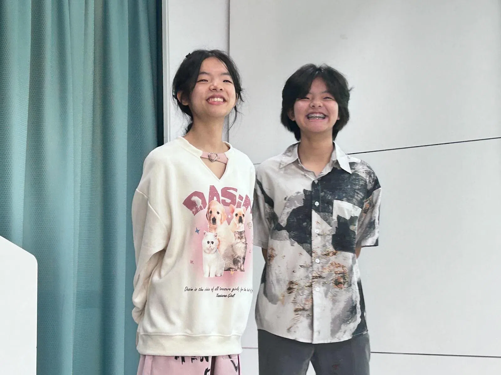 双胞胎姐妹何陈沁蕊（左）与何陈思蕊（右）一起出席导读会。（江奕莹摄）