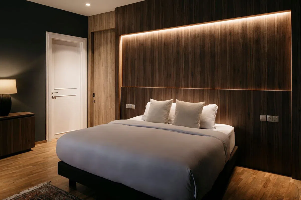 先明后暗，设计师采用深色木纹装饰卧室，营造私密、静谧的光源，置身其中，自然会想要休憩。（Metre Architects提供照片）