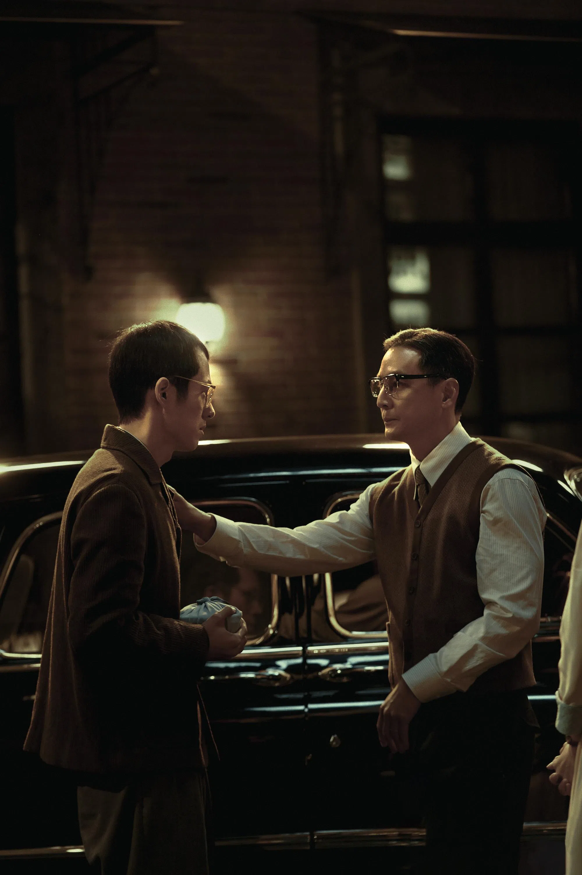 吴彦祖（右）在片中是刘昊然（左）的养父。（mm2提供）