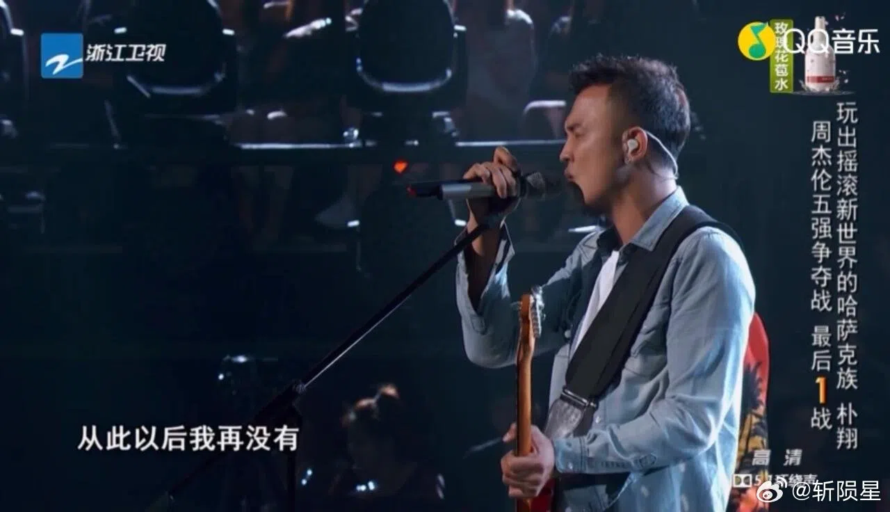朴翔在《中国好声音》凭借一首沧桑而深情的《把悲伤留给自己》打动了评审和观众。（互联网）