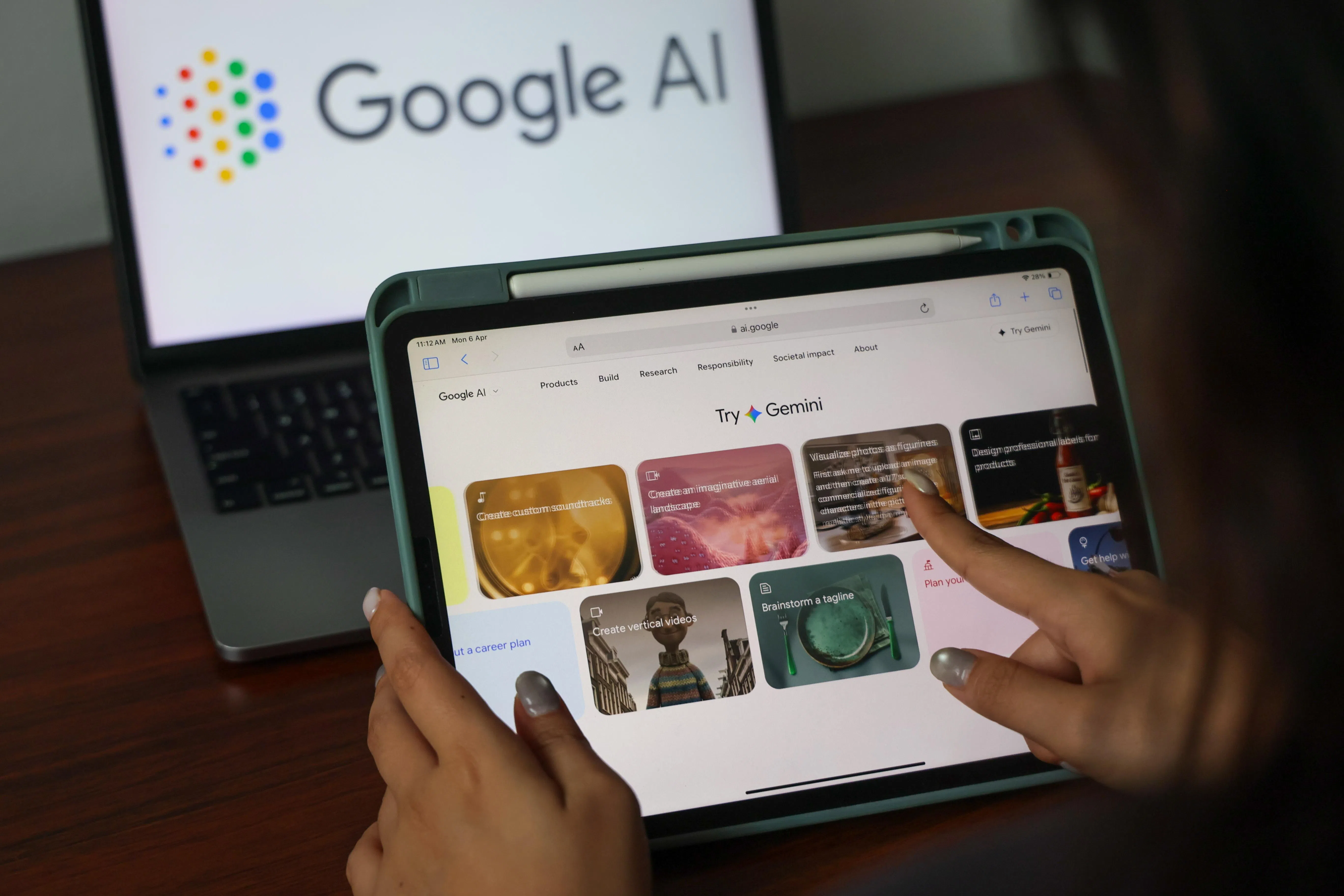 从8月起，南大将为所有本科生提供一系列谷歌旗下的AI工具和相关资源的额度，让学生可免费使用Gemini Enterprise、Google AI Studio和Vertex AI等优质AI工具，并开发个人AI代理。（张俊杰摄）