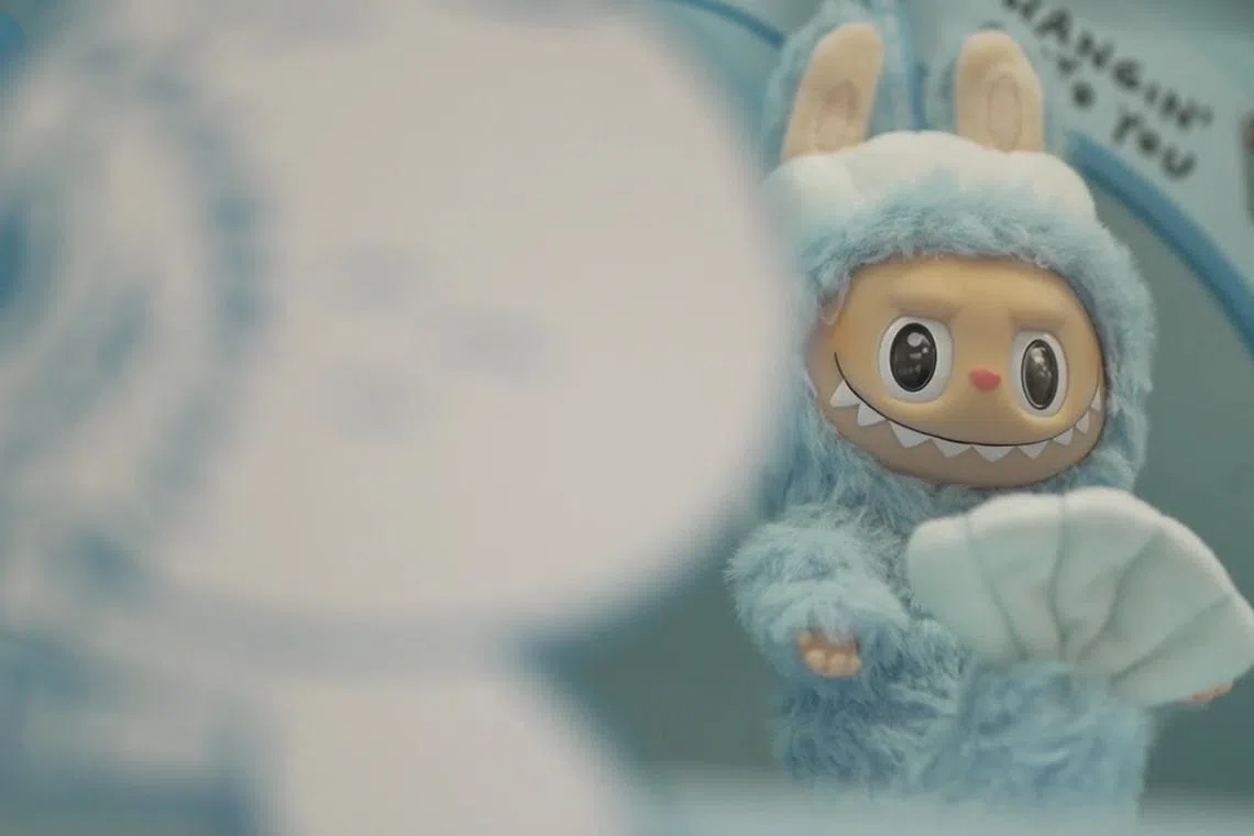 泡泡玛特今年也推出LABUBU HIDE AND SEEK IN SINGAPORE系列的搪胶毛绒挂件。（视频截图）