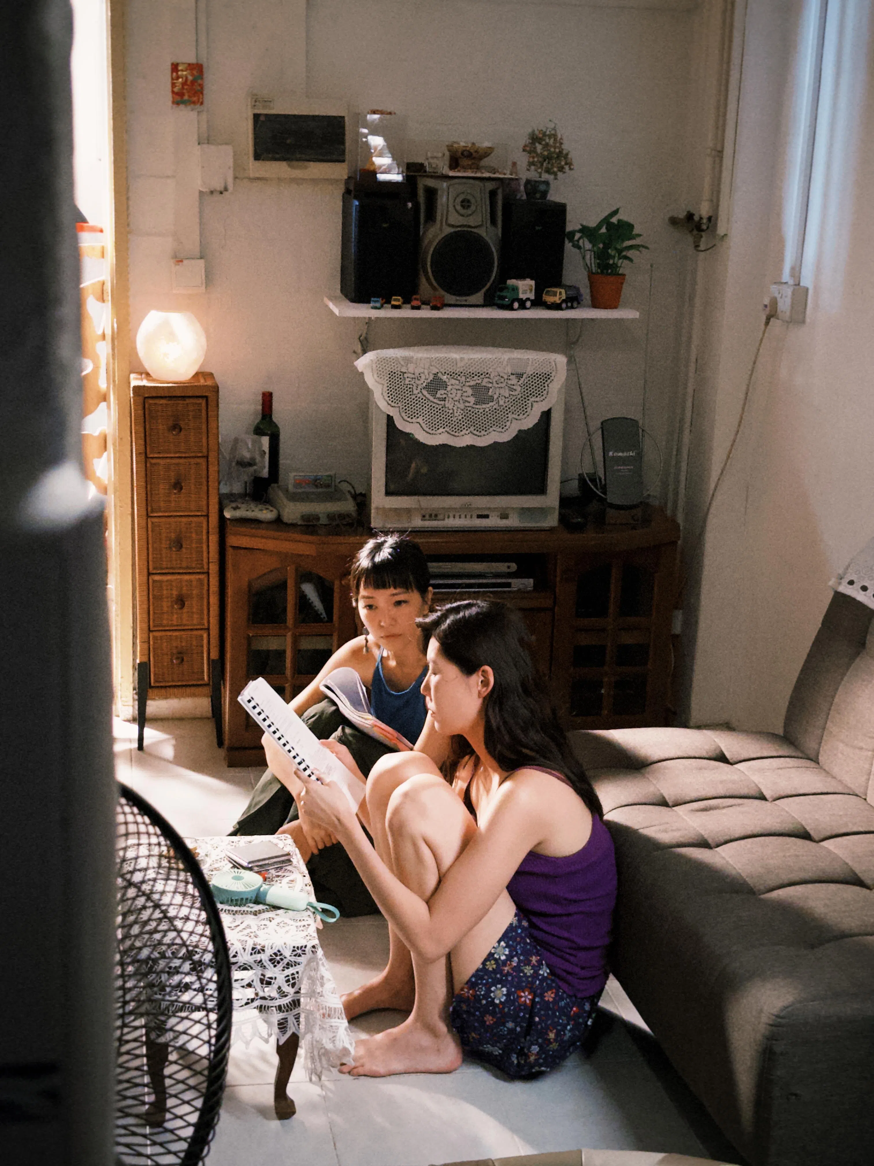 洪玉桔（左）在《泡》拍摄现场为饰演妈妈的黄思恬导戏。（档案照）