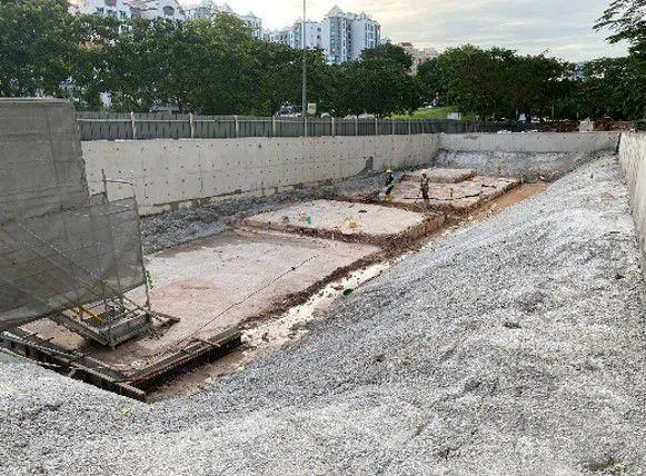 工程团队须要开凿和除去面板才能从地面进入地铁站，为了不影响列车运行，必须事先改装内部的防火隔间和安装防洪墙。（陆路交通管理局提供）
