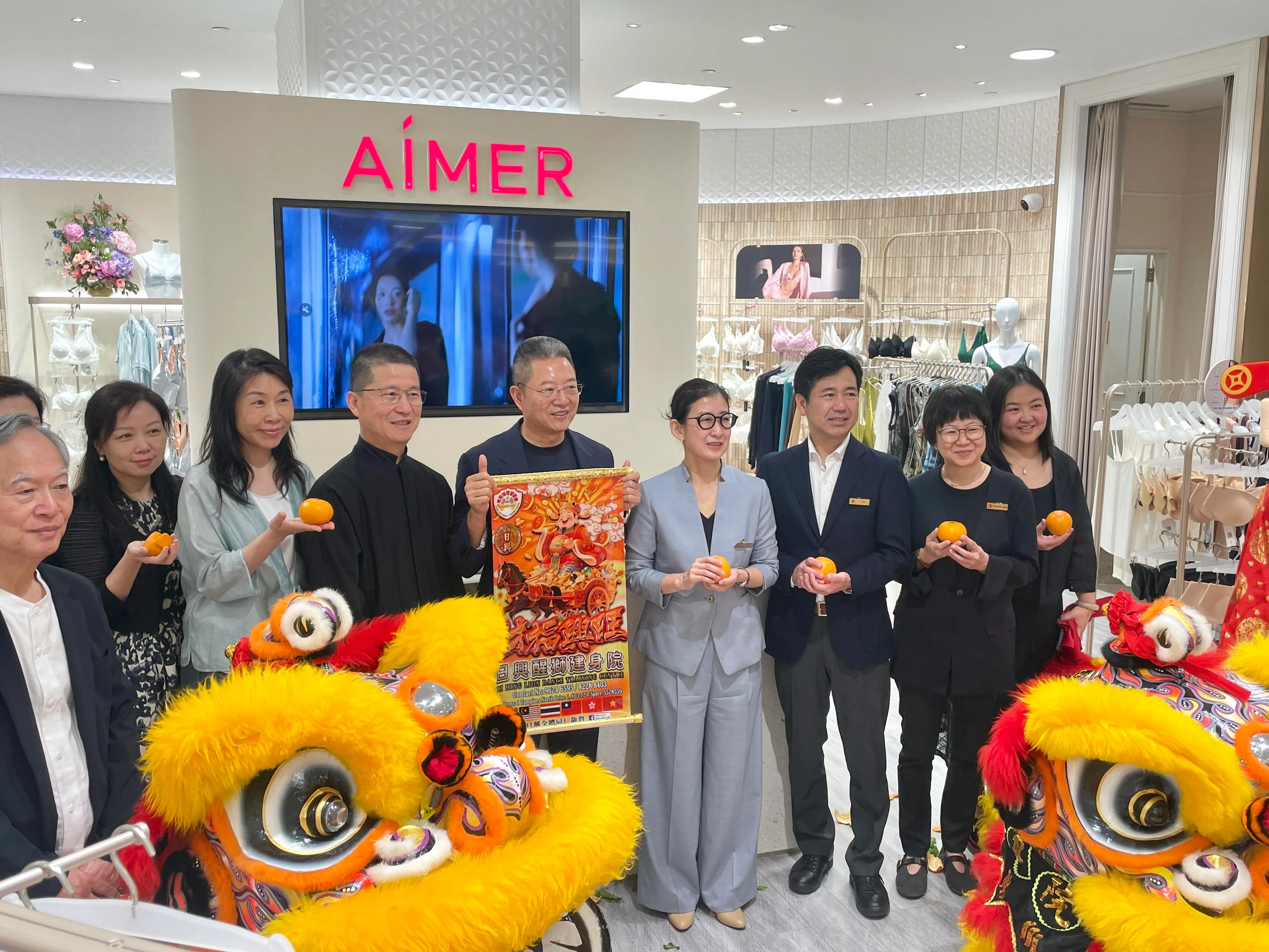 爱慕创始人兼总监张荣明（右五）特地来新为高岛屋内新扩充店中店开幕剪彩。（林方伟摄）