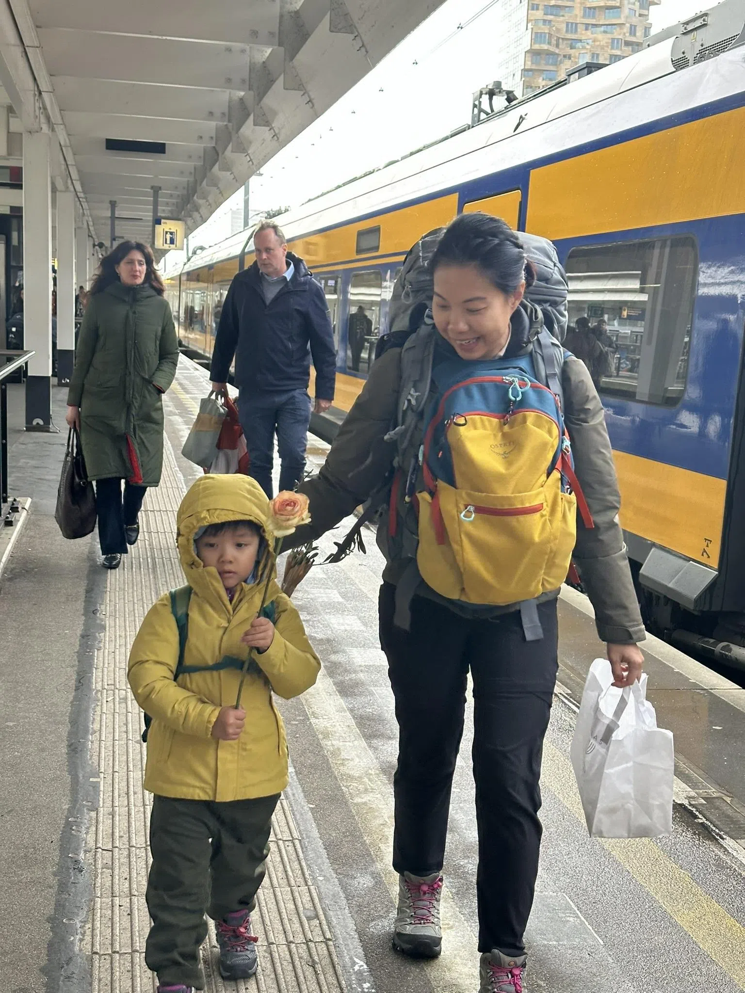 旅行对王峰峰（左）的成长产生深远影响，旅途经历丰富他对世界的理解。（受访者提供）