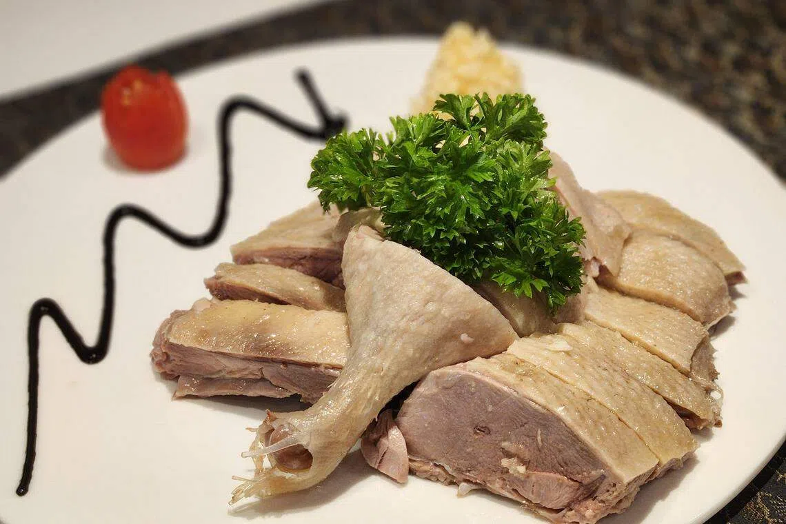 蒜香咸水鸭不淋酱汁，体现鸭肉原味。（陈爱薇摄）