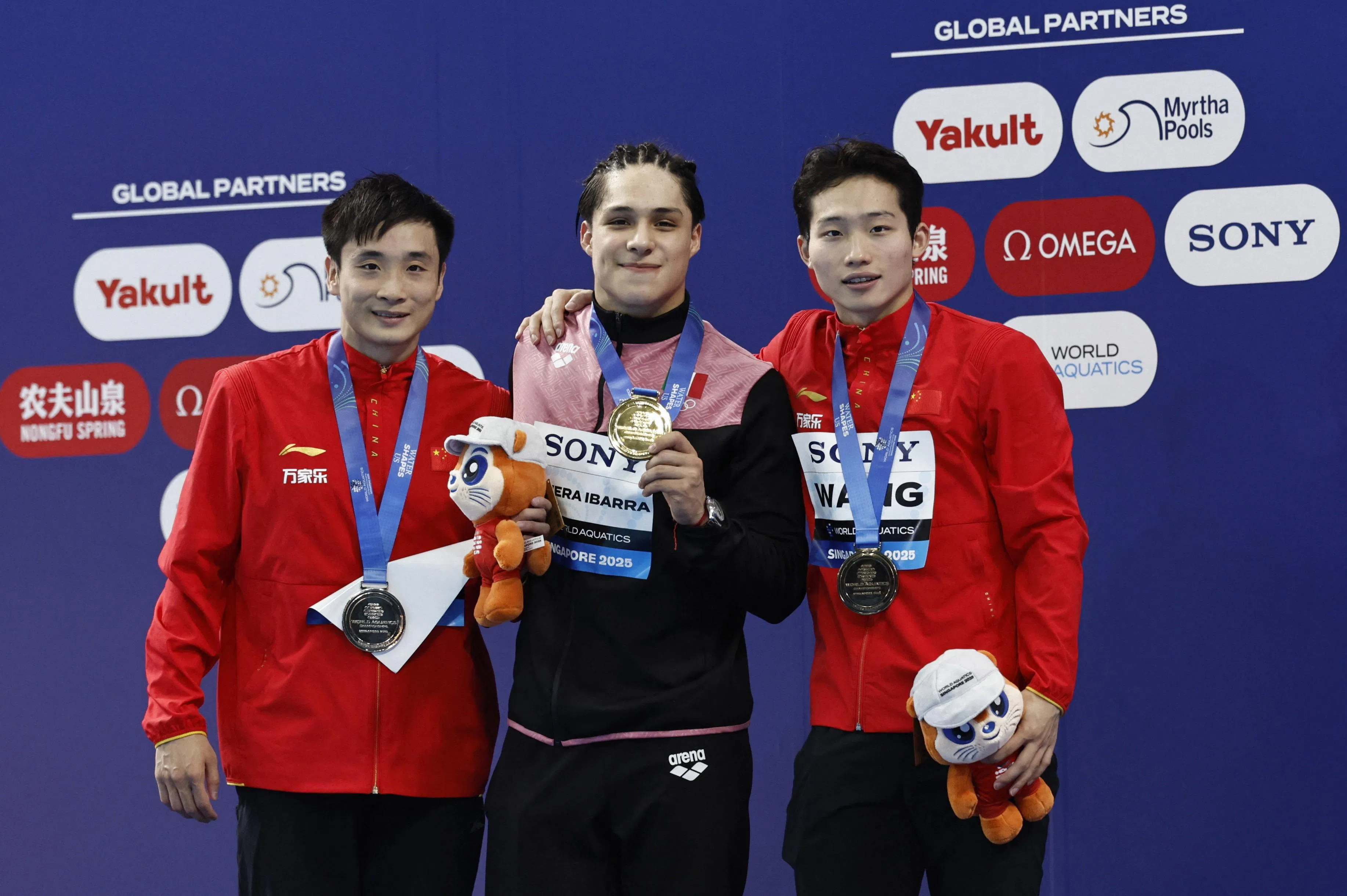 金牌得主奥尔韦拉（中）在赛后与中国选手曹缘（左，银牌）和铜牌得主王宗源（右）合影。（路透社）