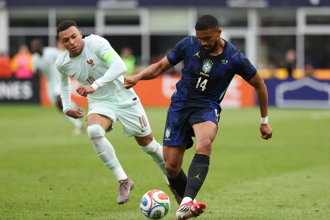 伤兵不少的巴西队虽在第78分钟凭布雷默（右）的进球扳回一城，但最终还是以1比2败给法国队。（法新社）