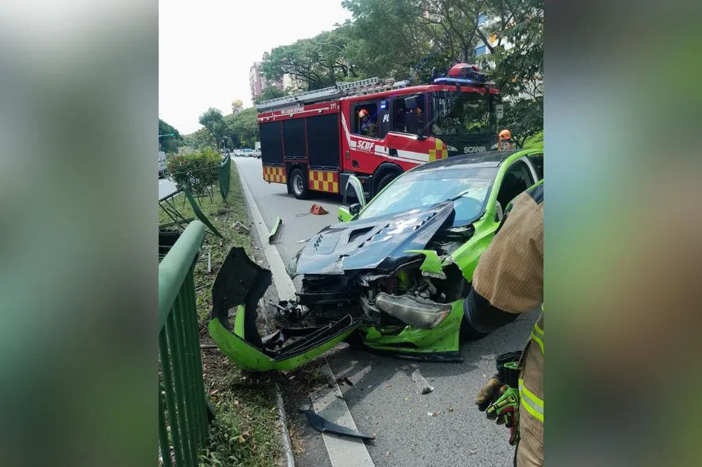 汽车疑失控 撞断路中央栏杆