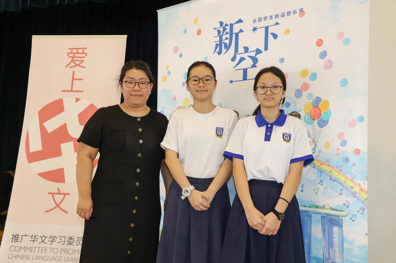 务立中学科学老师金愷玲（左）认为，新谣是新加坡人的共同回忆；中四生金贝睿（中）说，原来学生也能写出如此好听的歌曲；中一生蔡玮恩（右）通过这次分享会，发现新谣曲目多元化，很适合学生。（陈心媛摄）