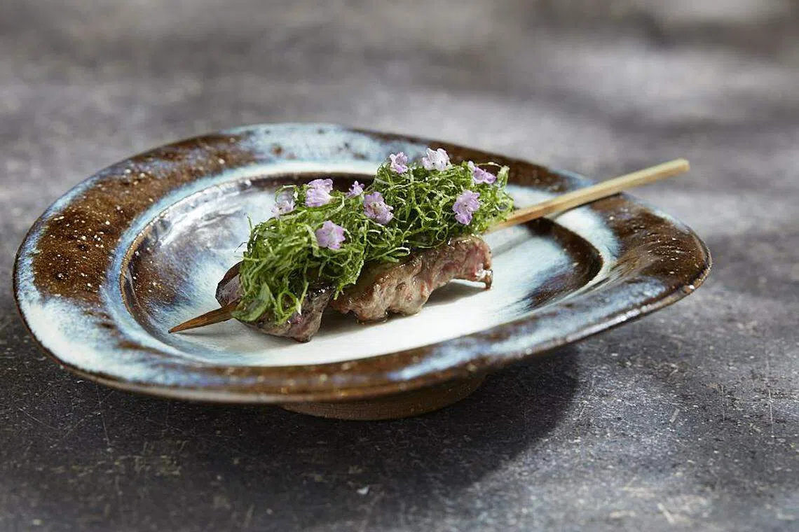 鸡肝串佐法式白葡萄酒酱，将日本烤鸡串融合法式元素。（餐馆提供）