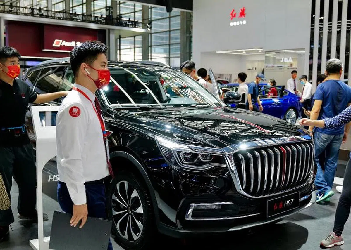 深圳国际车展暨汽车嘉年华新能源及智能汽车博览会10月1日在广东深圳会展中心开幕。图为红旗车展区。（香港中通社）