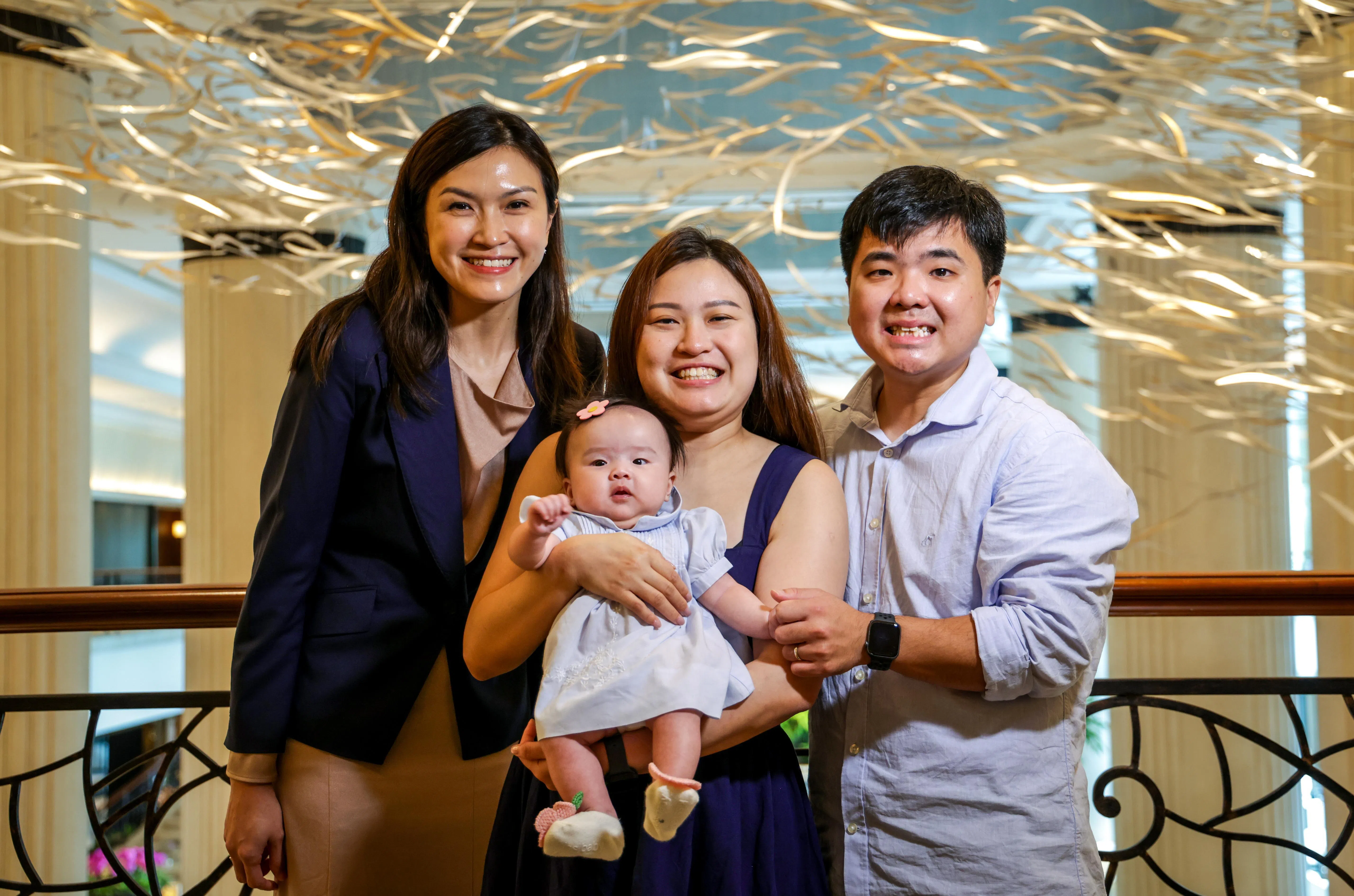 自小患有糖尿病的黄庄淑（中），通过体外受精和胚胎植入前基因检测方式，顺利在去年11月生下健康的女儿张采恩。图为她和丈夫张振伟（右），与国立大学基因医学中心临床服务与教育负责人陈慧琳客座副教授（左）合照。（叶振忠摄）