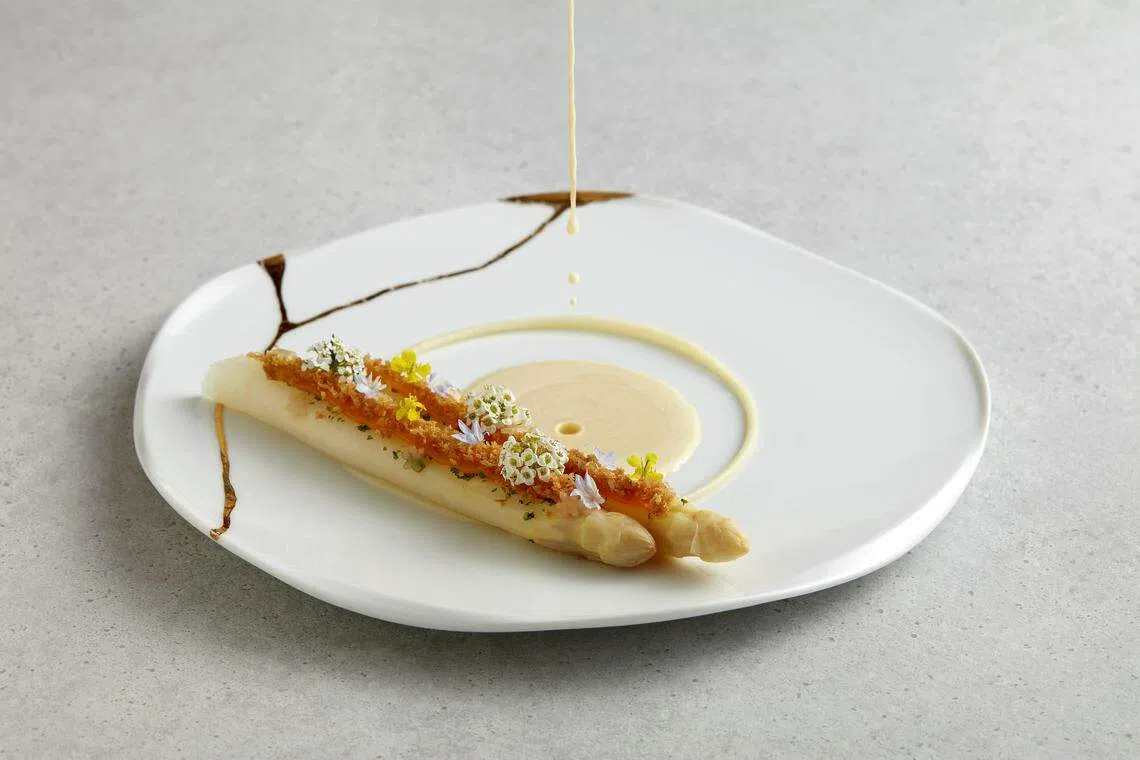 Saint Pierre餐馆的白芦笋菜肴，摆盘设计非常讲究。（餐馆提供）