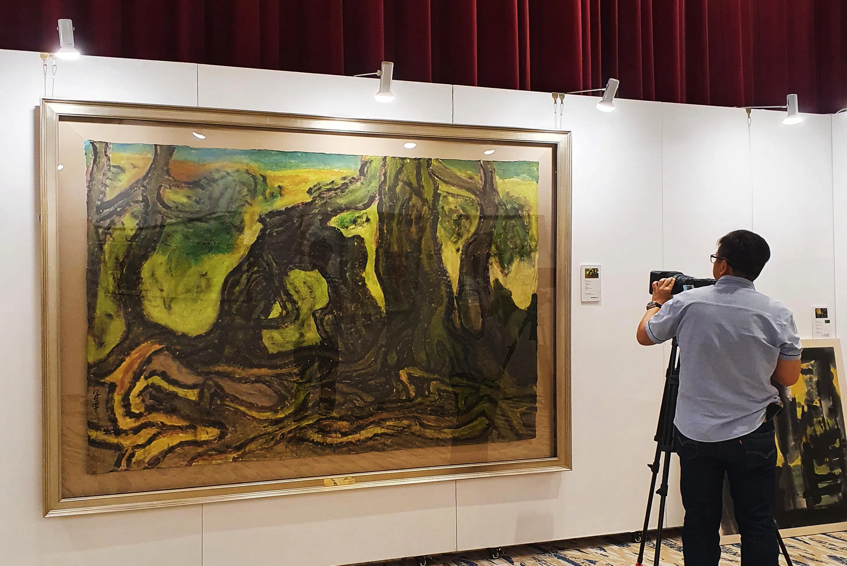 本地102岁书画家林子平创作彩墨巨画《百年根深》赠予《联合早报》，寓意树根很深，就如早报一般。（柯淑芩摄）