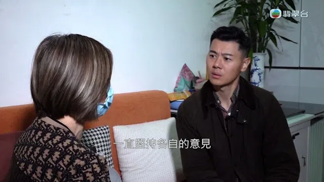 彭女士（左）为女儿在泰国失联，上《东张西望》接受主持人访问。（视频截图）