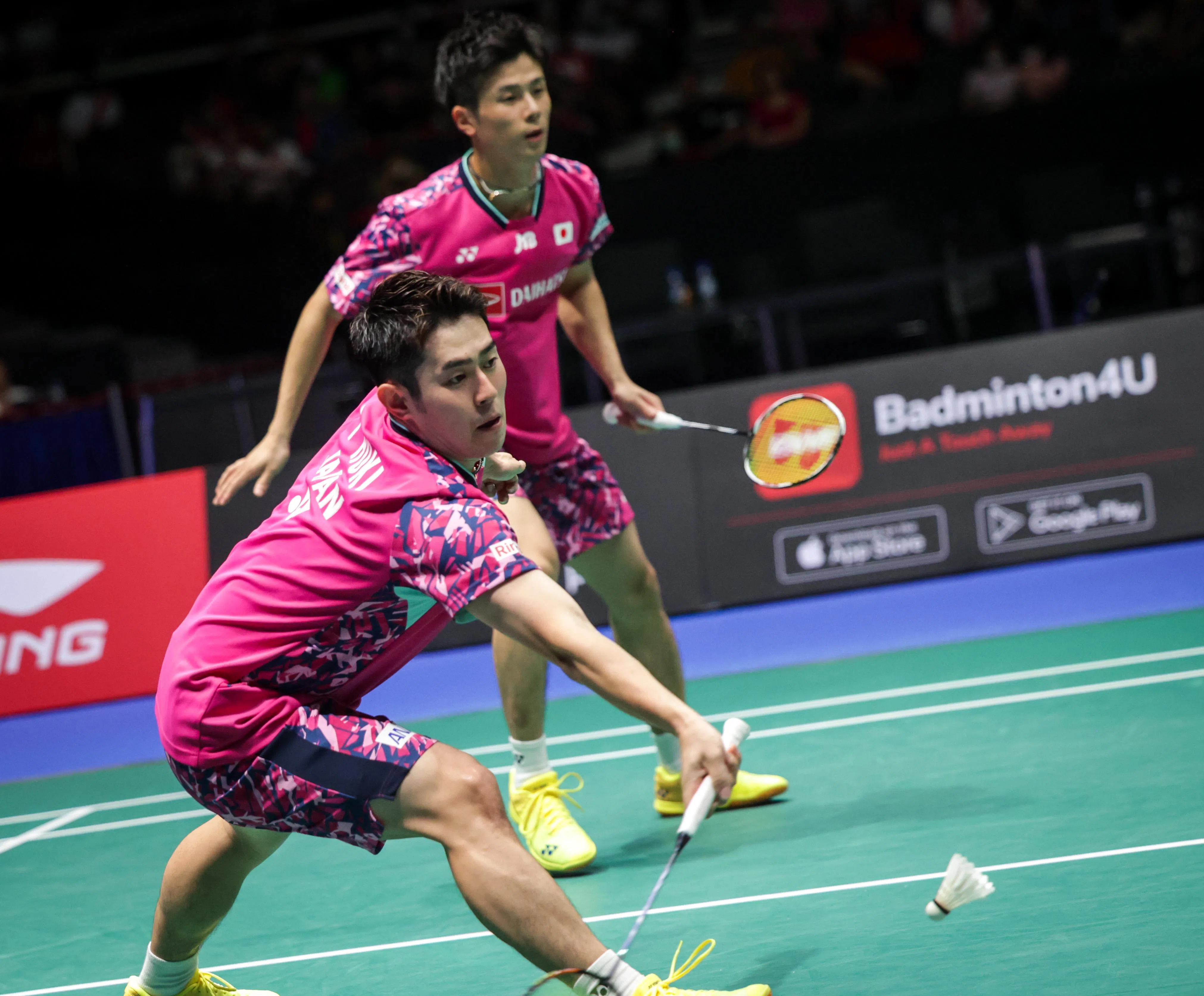 日本男双保木卓朗（左）与小林优吾赢得今年首冠。（叶振忠摄）