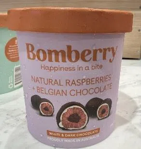 必须召回的Bomberry Natural产品，包括树莓和白巧克力与牛奶巧克力和黑巧克力口味的零食产品。（新加坡食品局）