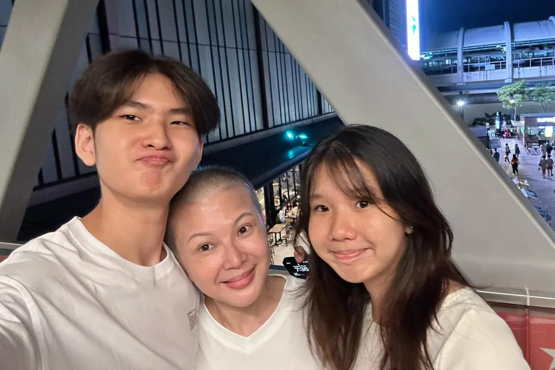刘心玲（中）生前最放不下一对儿女，左一为儿子吴尊贤，右为女儿吴绚茹。（刘玲玲提供）