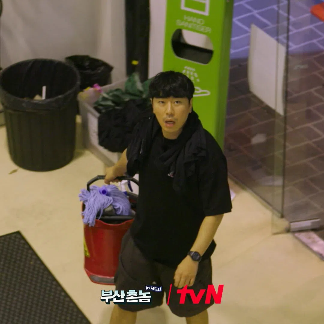 李施彦当清洁工。（tvN提供）