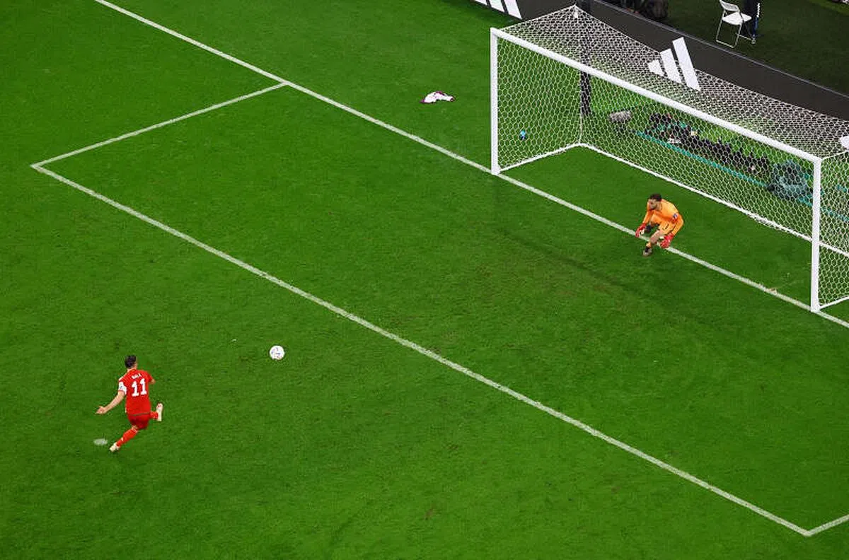 贝尔在完场前8分钟为威尔士挺身而出，制造罚球且成功将其攻入龙门，将比分改写为1比1。（路透社）