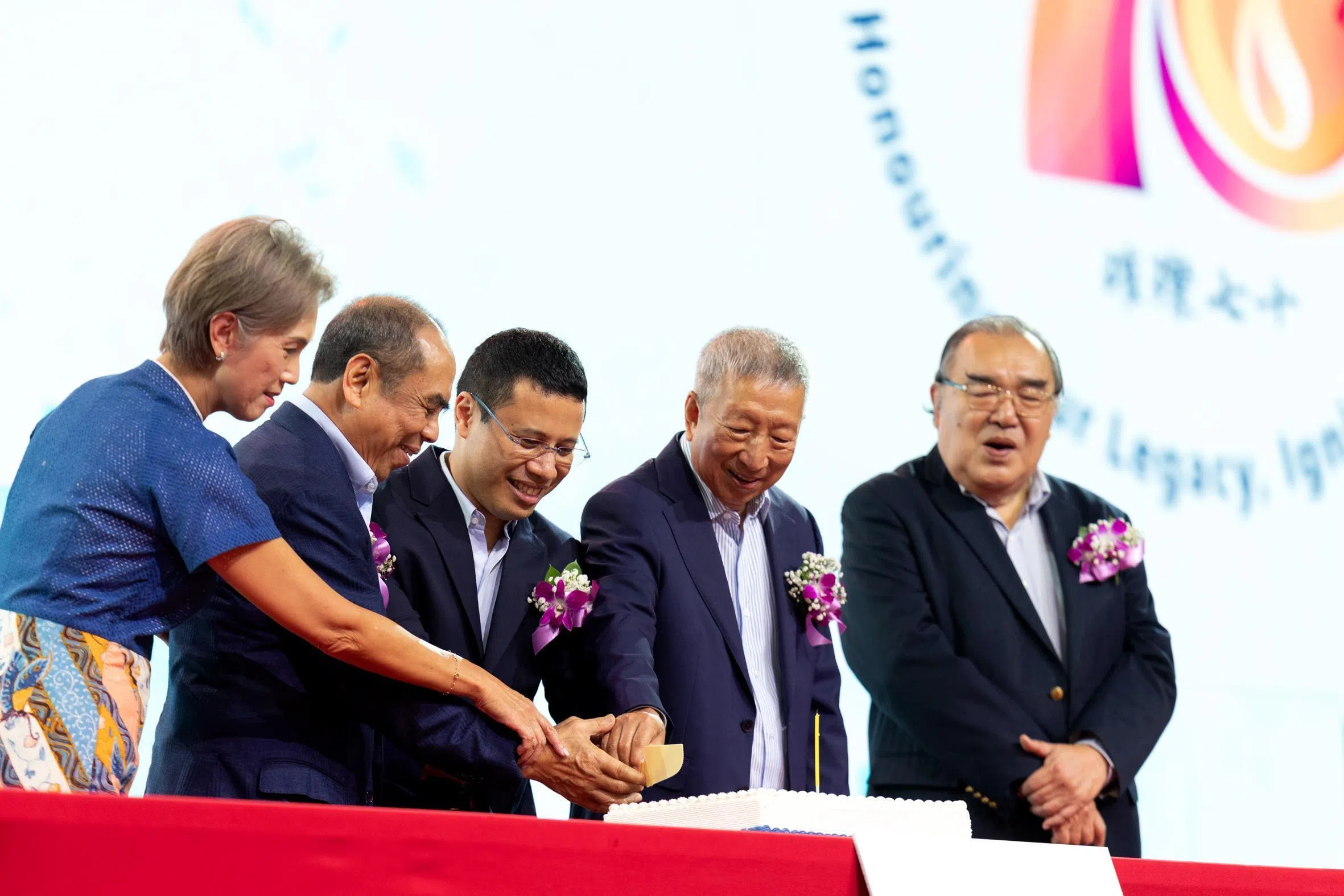德明政府中学星期六（7月4日）举行70周年校庆晚宴，主宾教育部长李智陞（左三）在台上与德明校友：数码发展及新闻部长杨莉明（左一起），德明政府中学咨询委员会名誉主席魏成辉、主席黄思绵，以及校友会会长张克荣一起切蛋糕。（教育部提供）