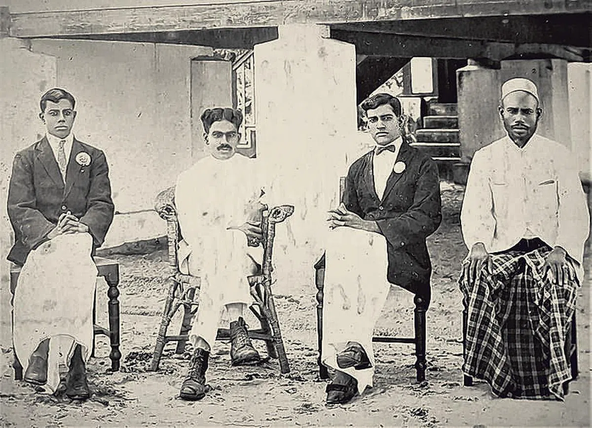 混合配搭穿着西服的画面在马来半岛司空见惯。