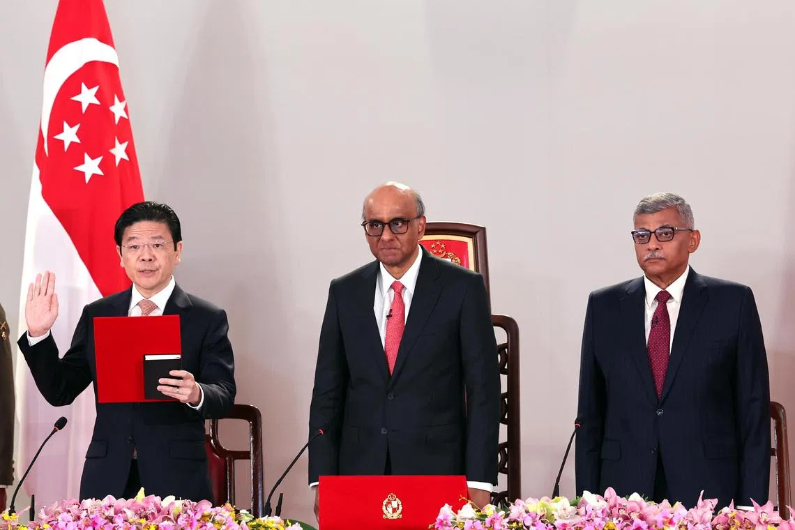 黄循财总理（左）在总统尚达曼（中）和大法官梅达顺（右）见证下宣誓就职。（邝启聪摄）