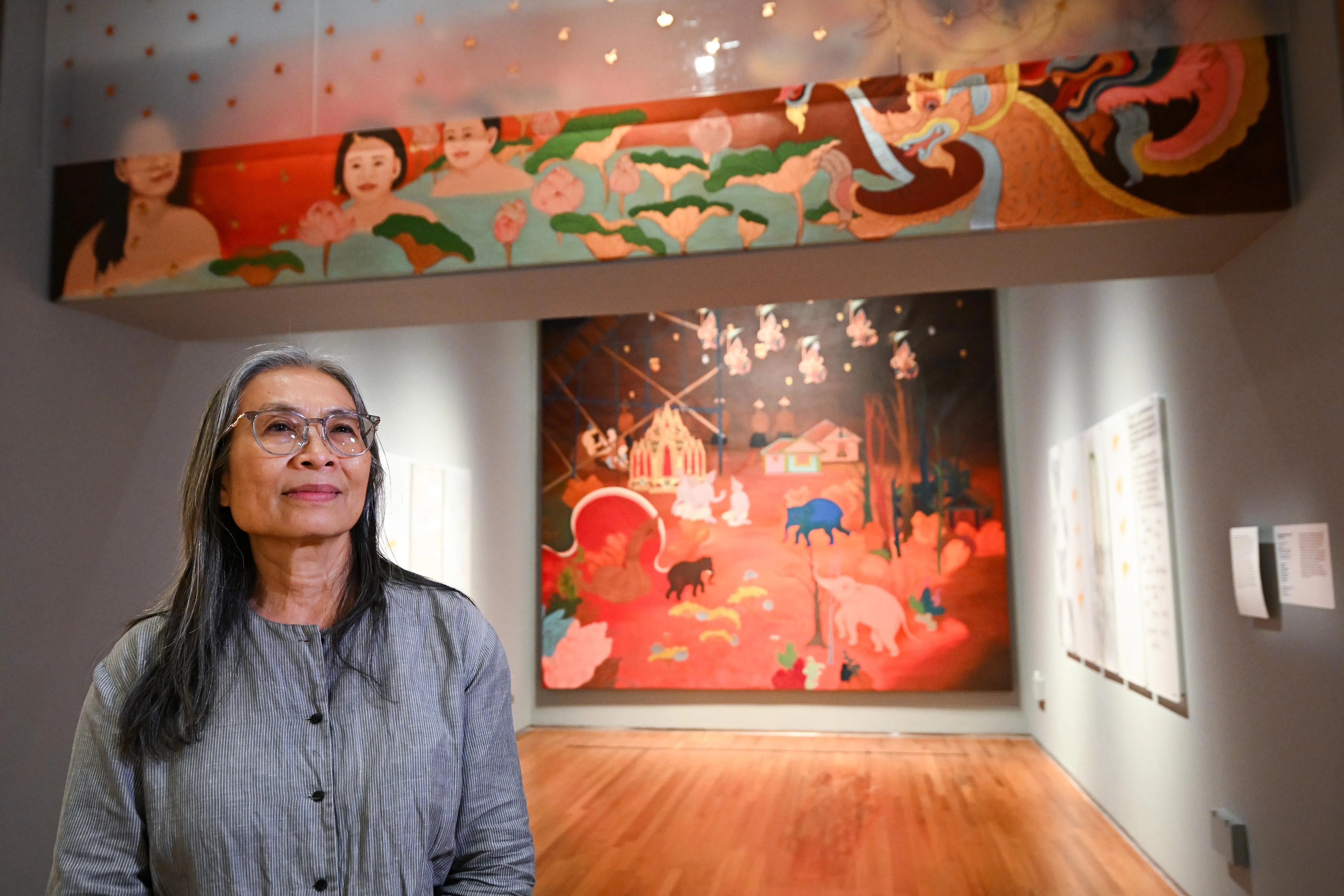 泰国艺术家帕普塔万·苏万纳库特与《太阳的咒语》装置合影。（海峡时报）